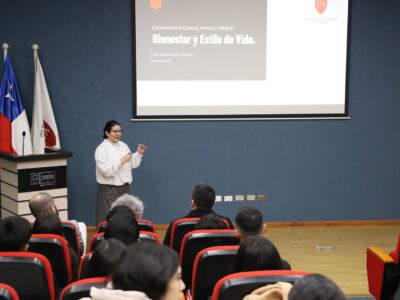 Facultad de Educación impulsa reflexión sobre autocuidado docente en conversatorio “Cuerpo, mente y hábitos”