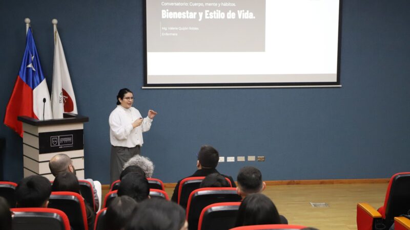Facultad de Educación impulsa reflexión sobre autocuidado docente en conversatorio “Cuerpo, mente y hábitos”