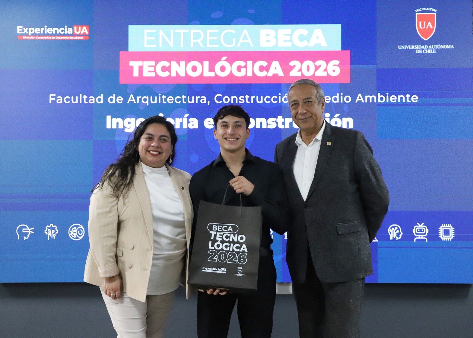 FOTO entrega beca tecnologica 3