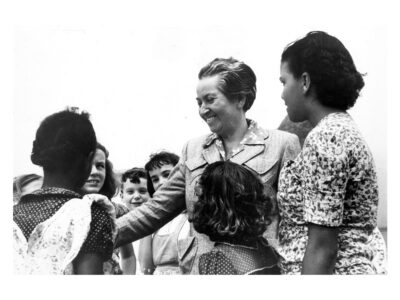 Una voz que no se apaga: Universidad Autónoma de Chile inaugura intervención cultural dedicada a Gabriela Mistral