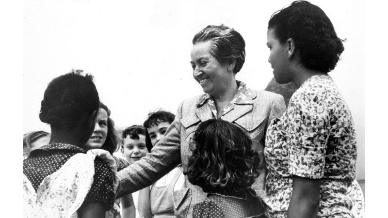 Una voz que no se apaga: Universidad Autónoma de Chile inaugura intervención cultural dedicada a Gabriela Mistral