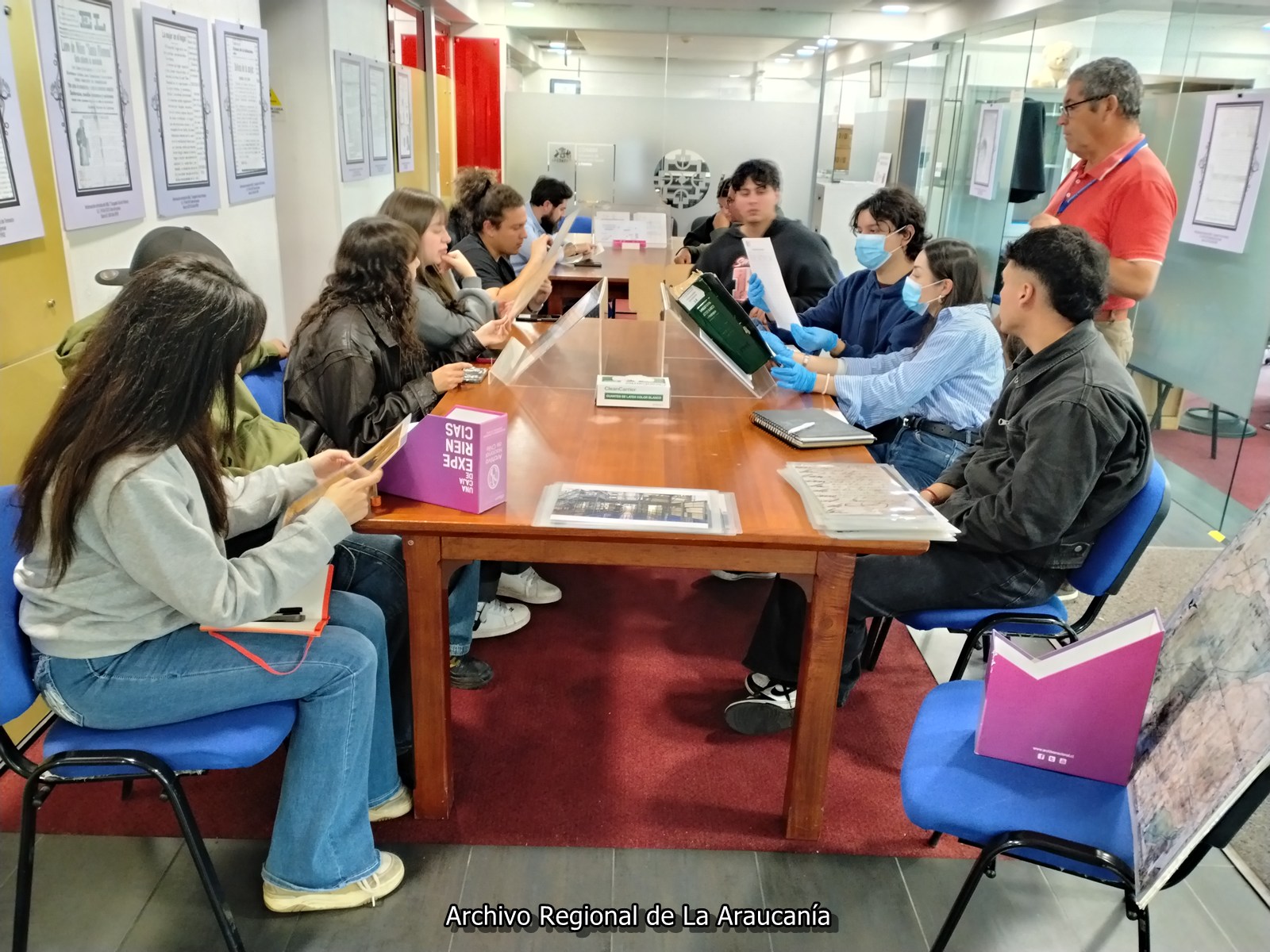 FOTO visita al archivo regional 1