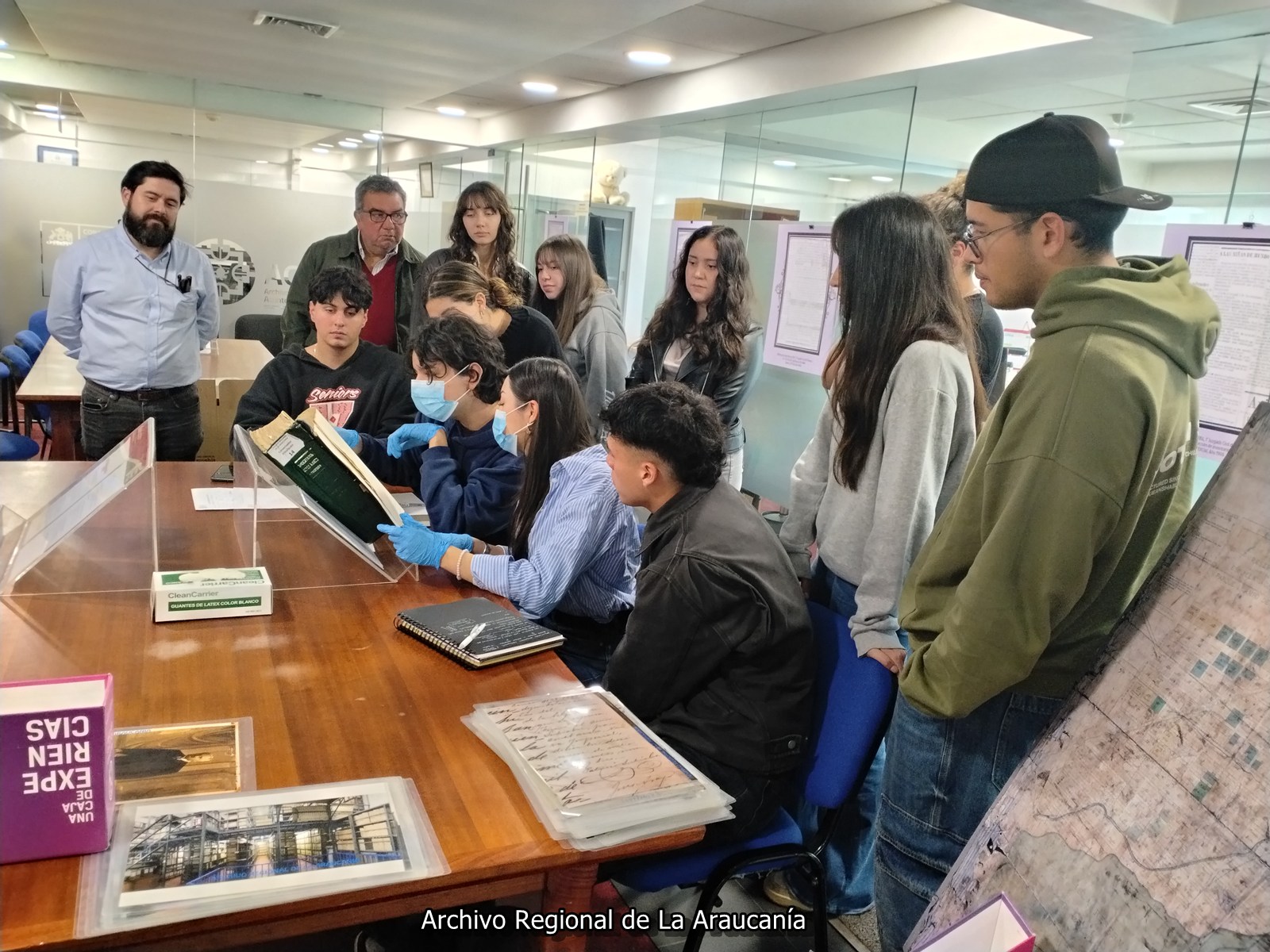 FOTO visita al archivo regional 2