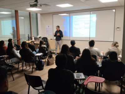 IA más allá del hype: estudiantes de Ingeniería Comercial profundizan en el uso práctico de la inteligencia artificial