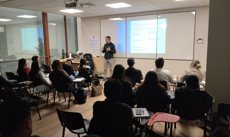 IA más allá del hype: estudiantes de Ingeniería Comercial profundizan en el uso práctico de la inteligencia artificial
