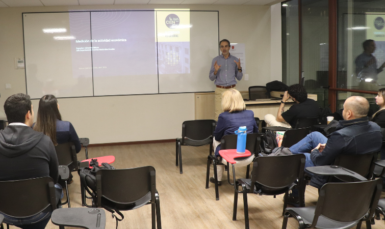 Ingeniería Comercial vespertina acerca la medición de la actividad económica a sus estudiantes con charla del Banco Central