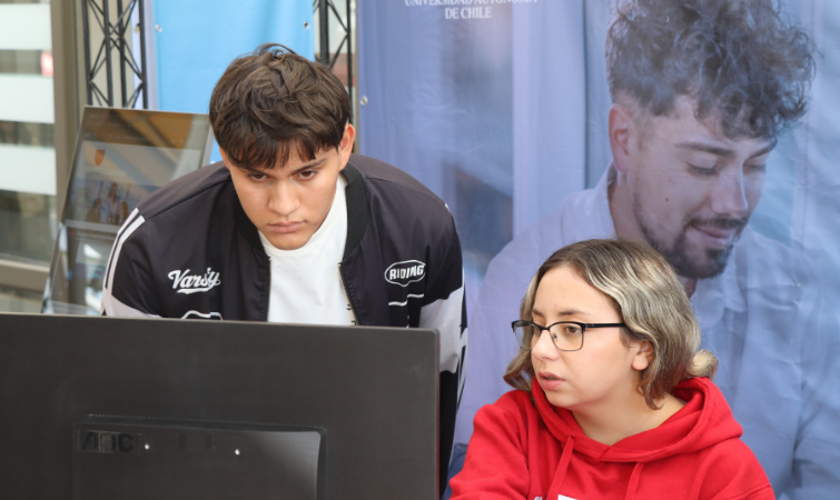 UAlumni impulsa activaciones de ConectaUA en Sede Santiago para fortalecer la empleabilidad estudiantil