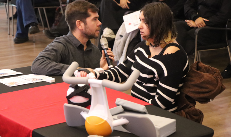 Estudiantes de Terapia Ocupacional de Santiago conocen avances en robótica aplicada en rehabilitación