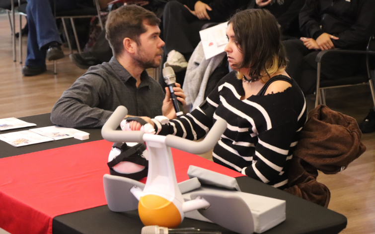 Estudiantes de Terapia Ocupacional de Santiago conocen avances en robótica aplicada en rehabilitación