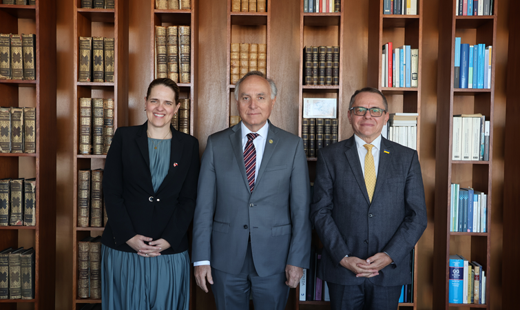 U. Autónoma recibe la visita de los embajadores de Ucrania y Canadá en encuentro “Hablemos de Paz y Cooperación Global”