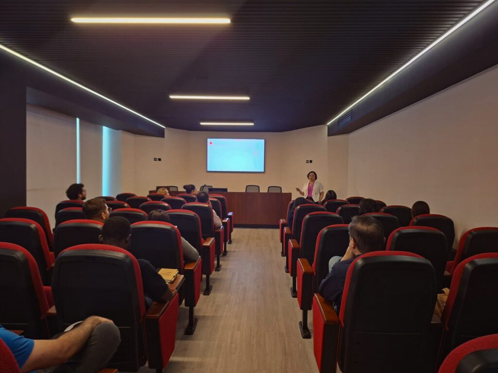 Foto editada Dra Vania junto con auditorio
