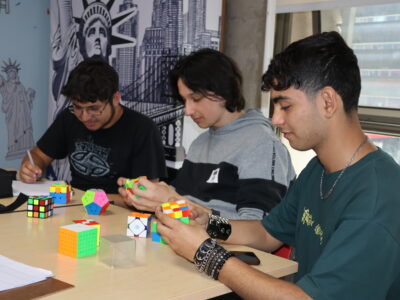 Jóvenes desarrollan habilidades cognitivas en taller de Cubo Rubik