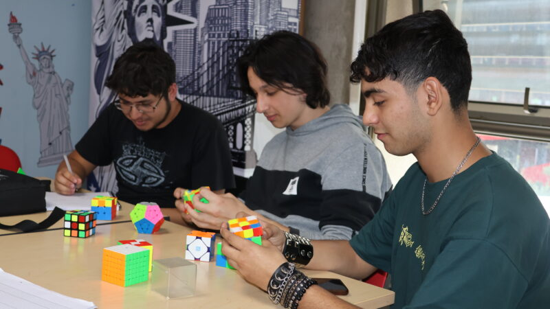Jóvenes desarrollan habilidades cognitivas en taller de Cubo Rubik