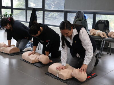 U. Autónoma en Temuco fortalece su preparación ante emergencias con taller de RCP y uso de DEA
