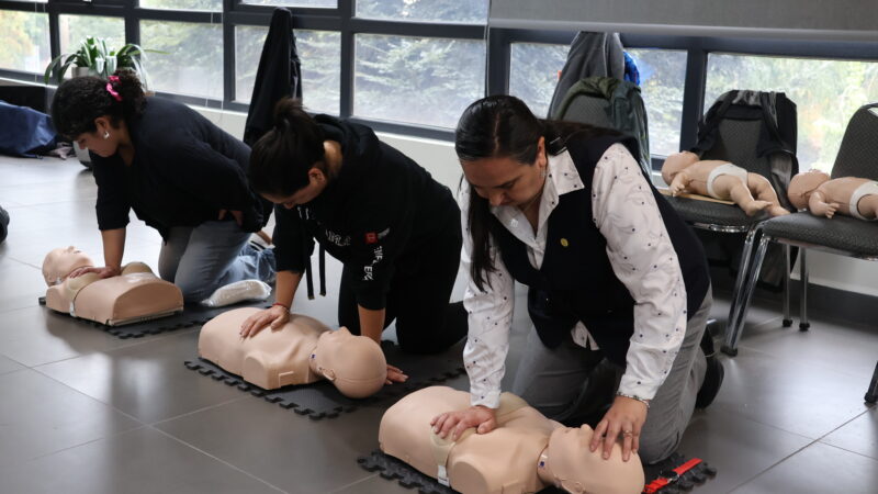 U. Autónoma en Temuco fortalece su preparación ante emergencias con taller de RCP y uso de DEA
