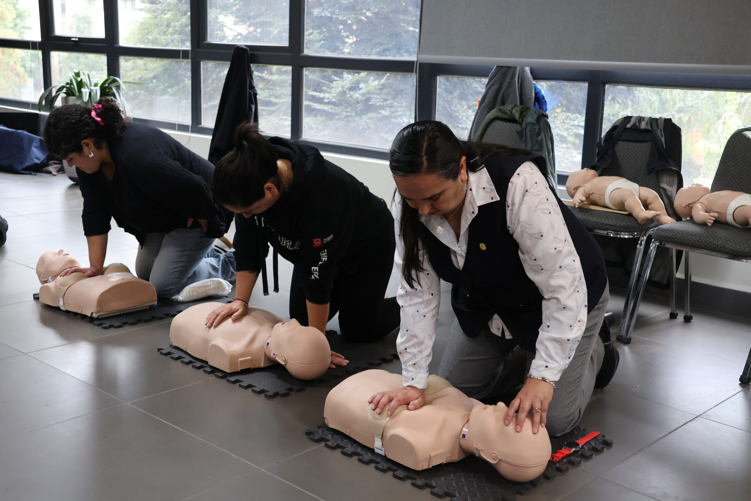 U. Autónoma en Temuco fortalece su preparación ante emergencias con taller de RCP y uso de DEA