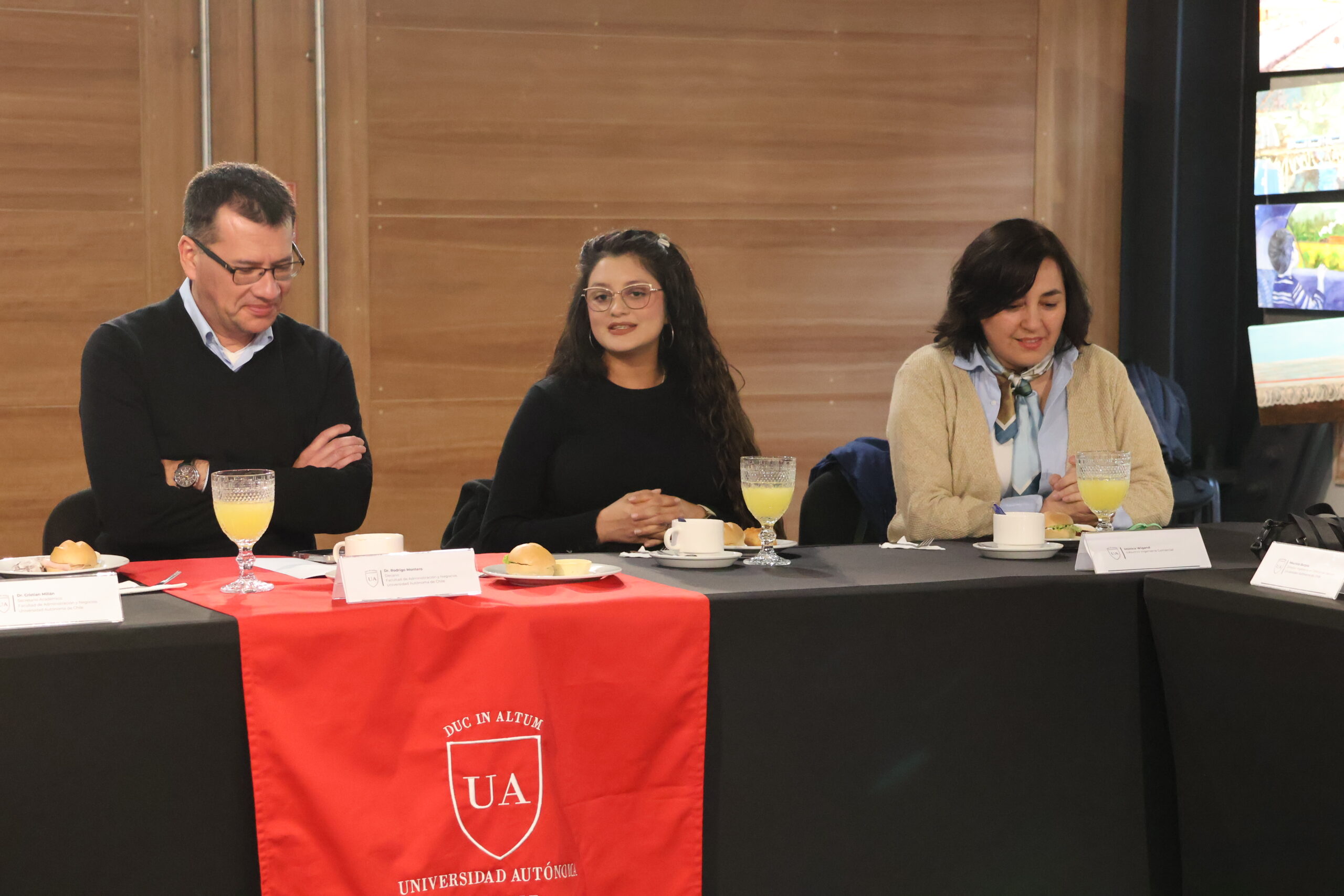 Facultad de Administración y Negocios de la Universidad Autónoma de Chile refuerza vínculo con el entorno en encuentro con empleadores y egresados