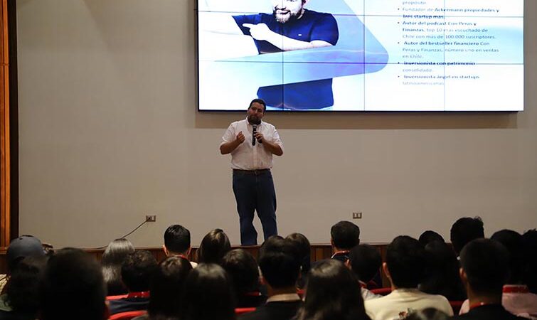 Titulados participaron en el UAlumni Day 2026 en Sede Talca con charla de Francisco Ackermann
