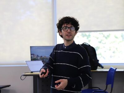 Académico mexicano expone sobre políticas públicas y mercados de emparejamiento en la Universidad Autónoma de Chile