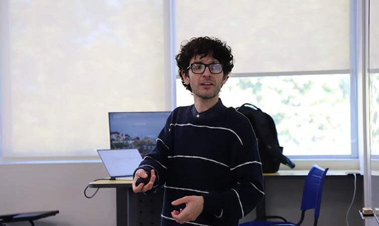 Académico mexicano expone sobre políticas públicas y mercados de emparejamiento en la Universidad Autónoma de Chile