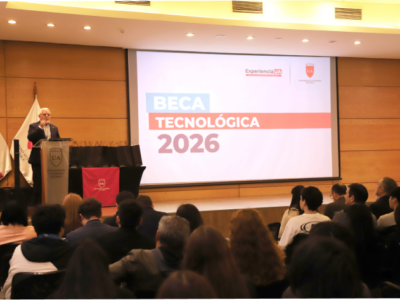 Entrega de Beca Tecnológica reconoce el mérito de estudiantes en Sede Santiago