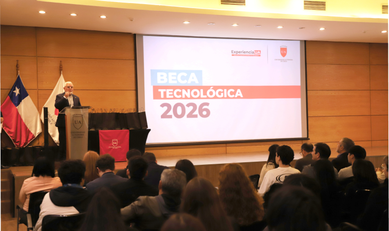 Entrega de Beca Tecnológica reconoce el mérito de estudiantes en Sede Santiago