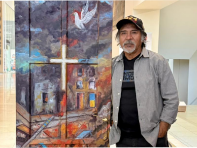 El caos pintado en un hall: la intervención de Pedro Caballero que abre el diálogo sobre paz y guerra en Campus Providencia Sede Santiago
