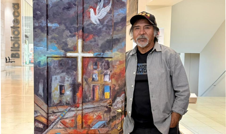 El caos pintado en un hall: la intervención de Pedro Caballero que abre el diálogo sobre paz y guerra en Campus Providencia Sede Santiago
