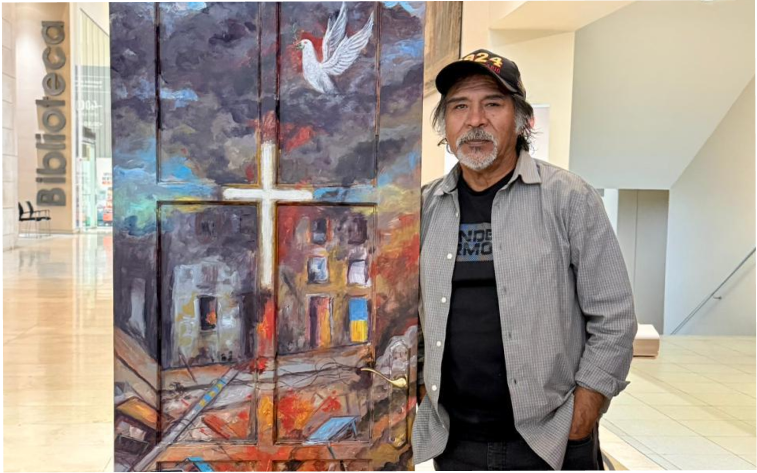 El caos pintado en un hall: la intervención de Pedro Caballero que abre el diálogo sobre paz y guerra en Campus Providencia Sede Santiago