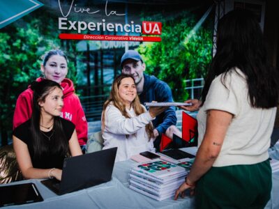 ExperienciaUA acompaña a estudiantes de primer año con entrega de agendas