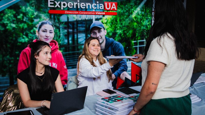 ExperienciaUA acompaña a estudiantes de primer año con entrega de agendas