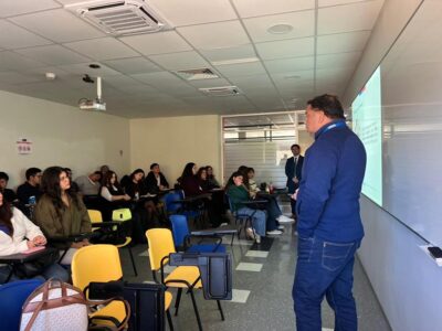 Estudiantes de Administración Pública reciben charla del SERNAC Maule sobre decisiones de consumo