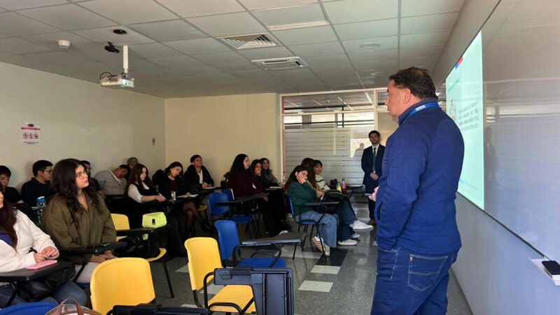 Estudiantes de Administración Pública reciben charla del SERNAC Maule sobre decisiones de consumo