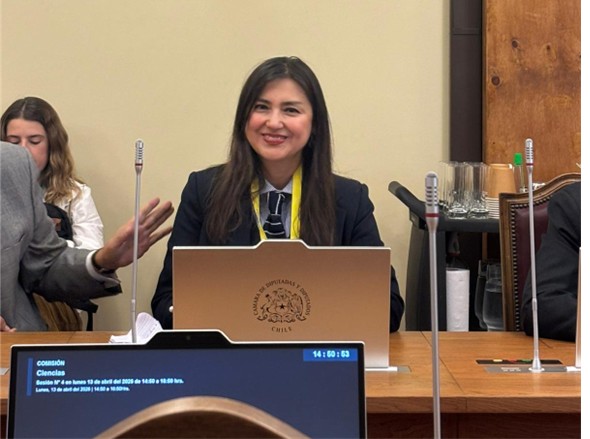 Académica del Instituto de Investigación en Derecho expone en la Cámara de Diputados sobre regulación de neurotecnologías