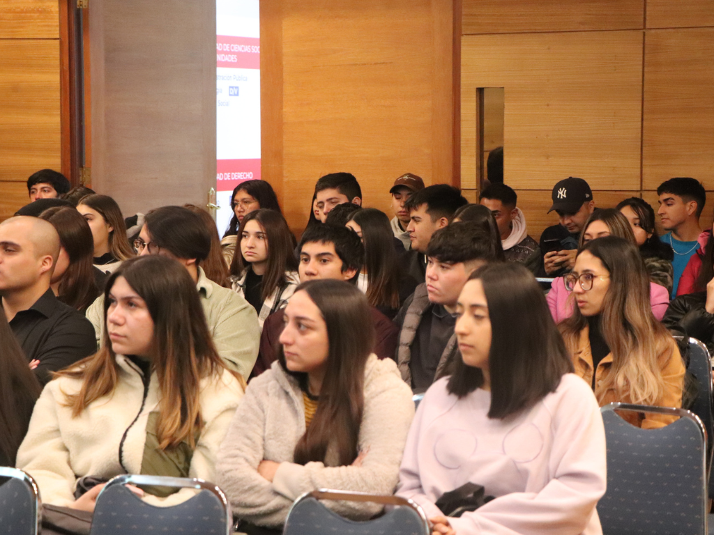 Administración Pública dio charla violencia y discriminación