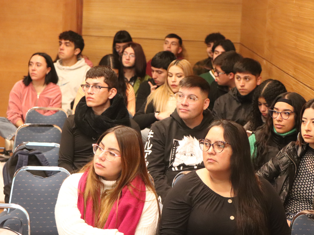 Administración Pública dio charla violencia y discriminación
