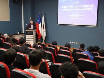 Universidad realiza charla magistral sobre el acto médico desde una mirada antropológica y fenomenológica