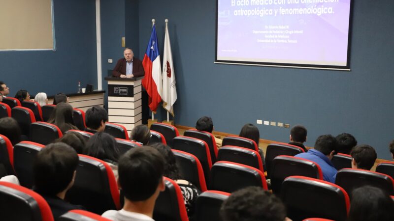 Universidad realiza charla magistral sobre el acto médico desde una mirada antropológica y fenomenológica