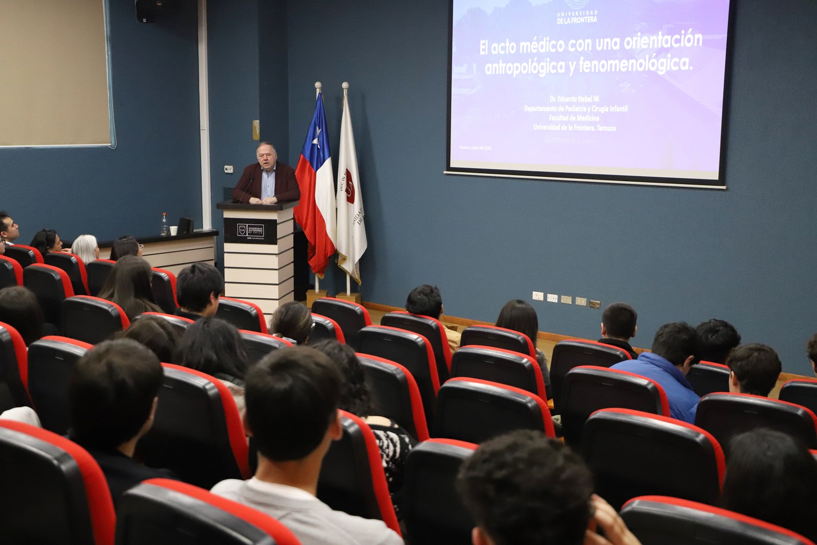 FOTO charla magistral acto medico 1