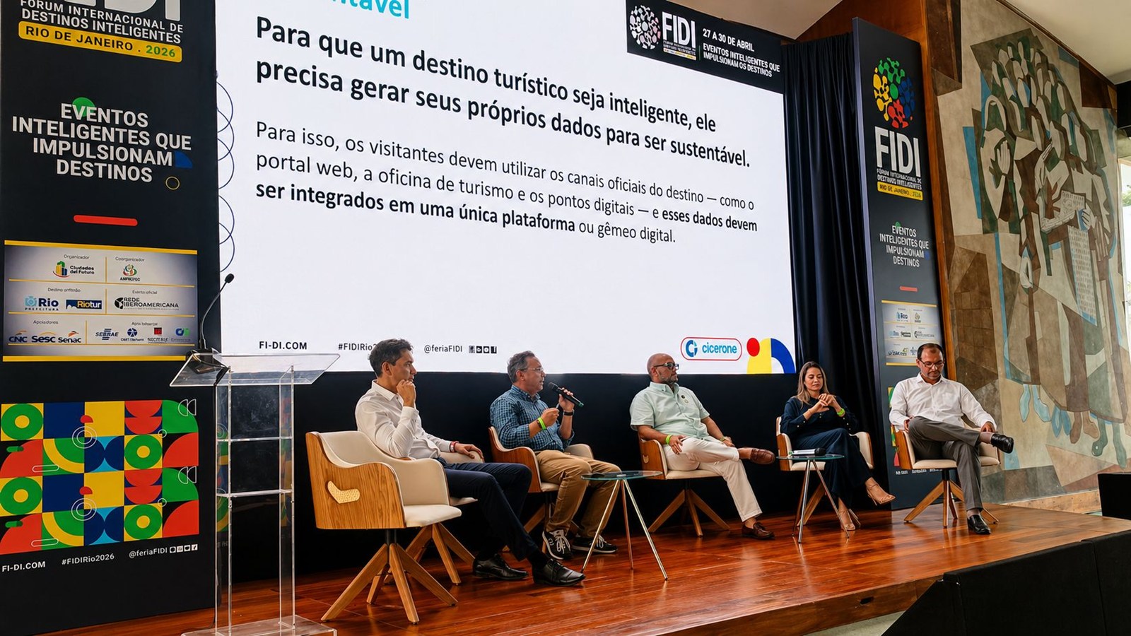 Académico expuso en encuentro internacional sobre destinos turísticos inteligentes