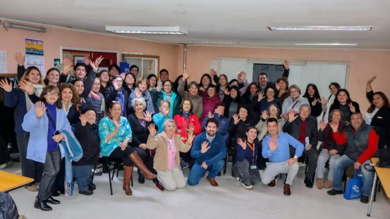 Voluntariado intergeneracional de la U. Autónoma fortalece autonomía digital de personas mayores en Temuco