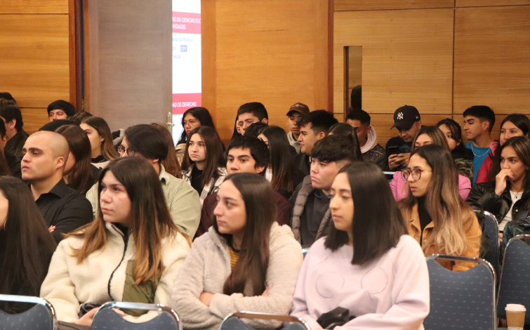 Carrera de Administración Pública realizó charla sobre violencia y discriminación de género en el entorno universitario