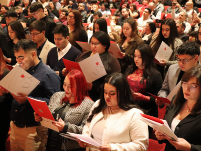 Estudiantes de Trabajo Social recibieron su piocha en la ceremonia de Investidura de Sede Santiago