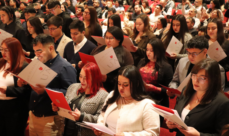 Estudiantes de Trabajo Social recibieron su piocha en la ceremonia de Investidura de Sede Santiago
