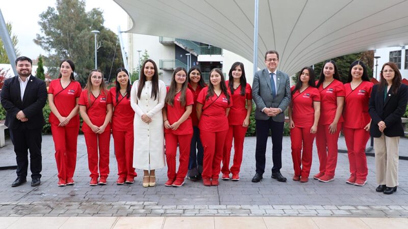 Estudiantes de Obstetricia y Puericultura inician emotiva despedida rumbo a práctica internacional en Paraguay