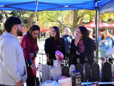 Feria de Emprendimiento reunió a mujeres jefas de hogar y estudiantes de Trabajo Social en Plaza de Armas de Talca
