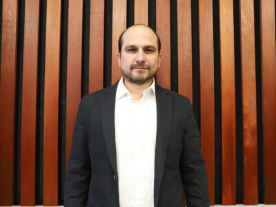 Académico advierte reconfiguración global impulsada por recursos críticos, tecnología y automatización