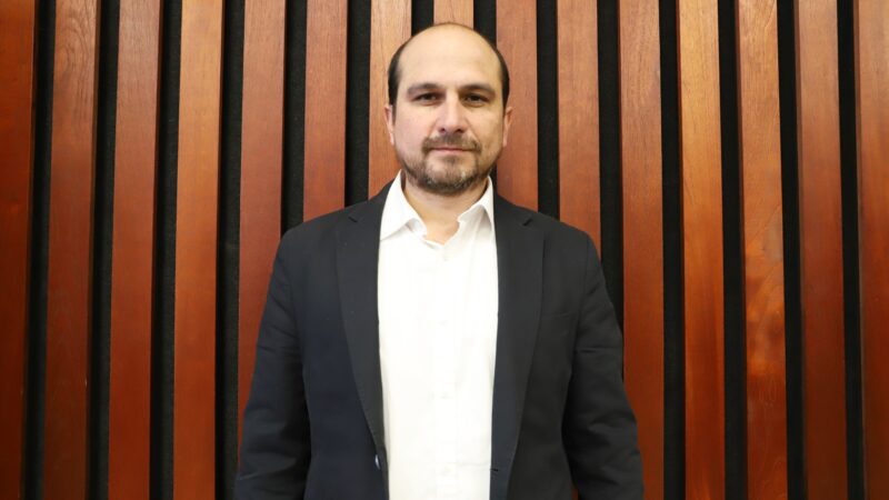 Académico advierte reconfiguración global impulsada por recursos críticos, tecnología y automatización