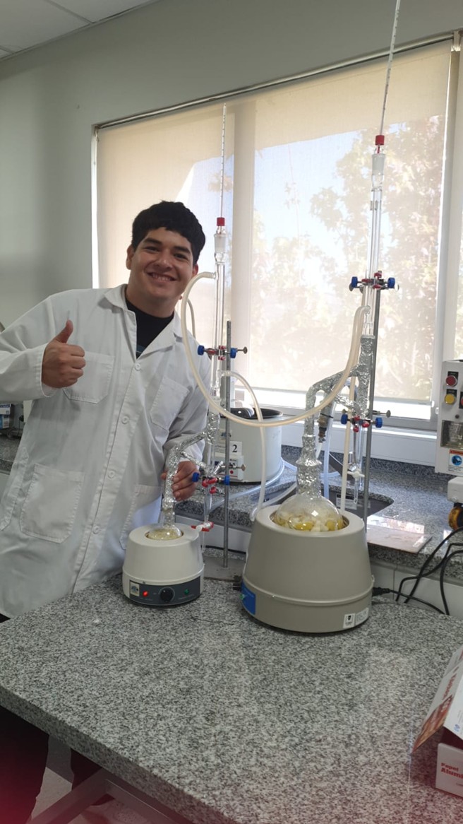 estudiante laboratorio talca