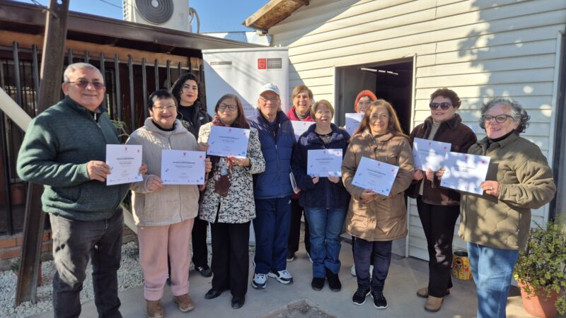 Adultos mayores de Huechuraba participan en el Taller de Alfabetización Digital impulsado por el Centro de Comunicación de las Ciencias